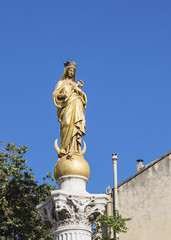 Obraz premium immaculate virgin under blue sky