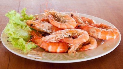 Bake shrimp sold in restaurants in Thailand