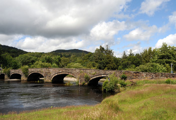 Fototapeta na wymiar Llanelltyd Bridge near Dolgellau in Snowdonia.