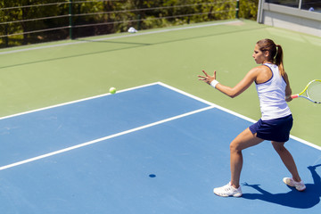 Obraz premium Beautiful female tennis player in action