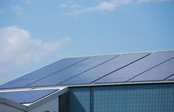 Solarzellen auf Hallendach