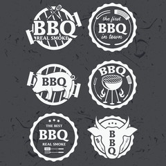 Obraz premium Illustration set of bbq labels on chalkboard . Vector