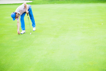 Fototapeta na wymiar Golf player repairing divot