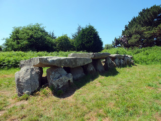 Allée couverte en Bretagne.