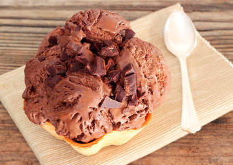 Gelato al cioccolato con scaglie di cioccolato fondente