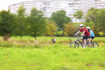 Obraz premium Portrait of Young Sportive caucasian Couple Outdoors Having Time