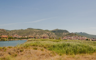 Bosa, Altstadt, Fluss, Temo, Temobrücke, Flussufer, Fischerboote, Fischer, Gebirge, Kastell,...