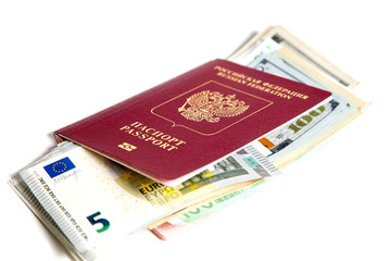 Российский паспорт и валюта на белом фоне.