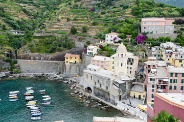 Fototapeta na wymiar Scenic view of colorful village Vernazza, Italy