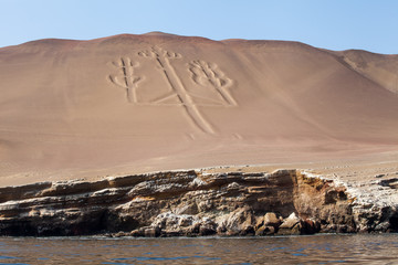 il candelabro : antico geoglifo ricavato su una collina della penisola di Paracas, Peru. 