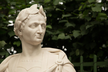 Бюст Юлия Цезаря в летнем саду