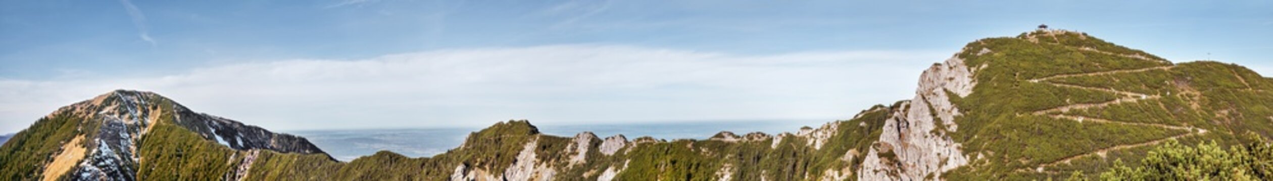 Vom Herzogstand bis Heimgarten
Wenn Sie die Bilder 72999926 und 73000258 zu einem Panorama zusammensetzen, erhalten Sie eine h&ouml;here Aufl&ouml;sung.