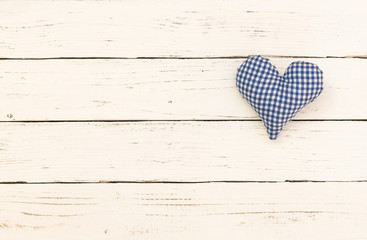 Herz Rustikal Blau auf Holz Hintergrund im Country Style