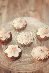 Cupcakes con pasta di zucchero bianca e rosa