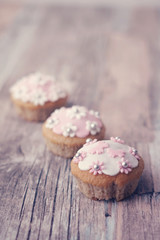 Cupcakes con pasta di zucchero bianca e rosa