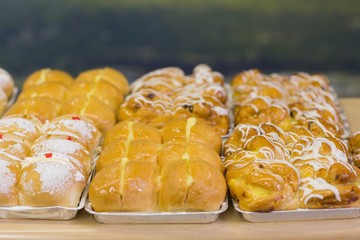 Presentation of bread on a dish 