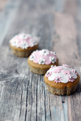 Cupcakes con pasta di zucchero bianca e rosa