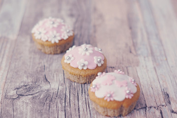 Cupcakes con pasta di zucchero bianca e rosa