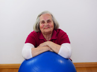 Seniorin mit Gymnastikball