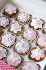 Cupcakes con pasta di zucchero bianca e rosa