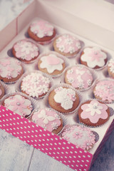 Cupcakes con pasta di zucchero bianca e rosa