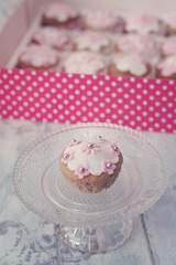 Cupcakes con pasta di zucchero bianca e rosa