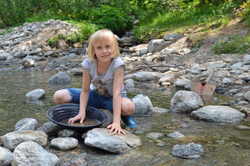 Kind beim goldwaschen 