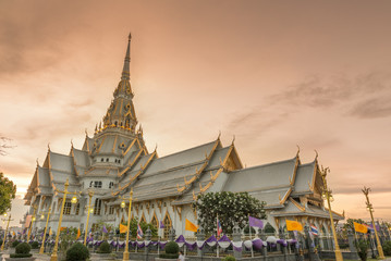 Fototapeta premium Świątynia Wat Sothorn o zachodzie słońca