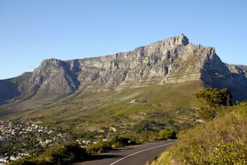 Naklejka premium view across the city to table mountain, south africa