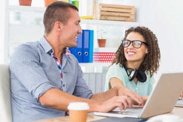 Obraz premium Smiling business colleagues looking at each other