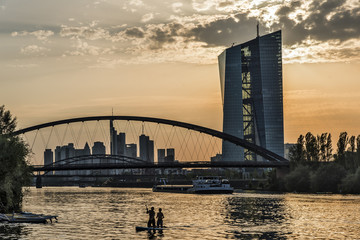 Osthafenbrücke mit Skyline und Neubau der EZB