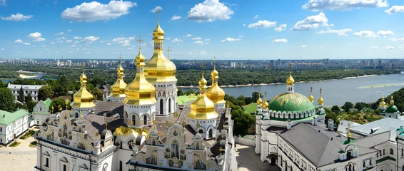 Fotobehang Kiev Panorama van de kerk van de veronderstelling/Panorama van de kerk van de veronderstelling, Lavra en op de achtergrond van de blauwe lucht, de wolken en de rivier de Dnjepr, Kiev, Oekraïne