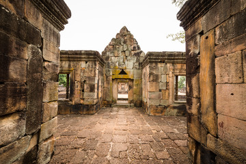 Fototapeta na wymiar Prasat Muang Tam historical park
