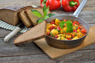 Vegetarisches Kartoffelgulasch in der Eisenpfanne serviert 