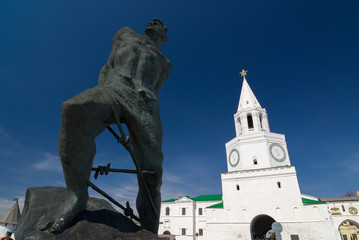 Fototapeta na wymiar Monument to Musa Jalil and Spasskaya tower of the Kazan Kremlin.