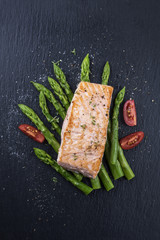 Lachsfilet mit grünen Spargel