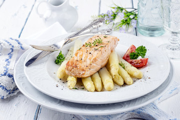 Spargel mit Lachsfilet