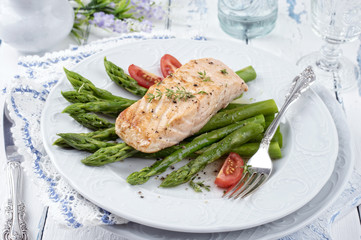 Lachsfilet mit grünen Spargel
