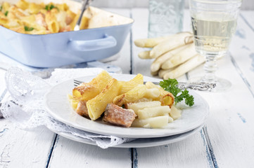 Nudelauflauf mit Lachs und Spargel