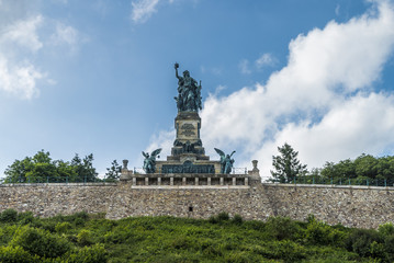 Niederwalddenkmal auf den Hügeln des Niederwalds bei Rüdesheim