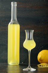 limoncello bevanda alcolica di limone sfondo nero