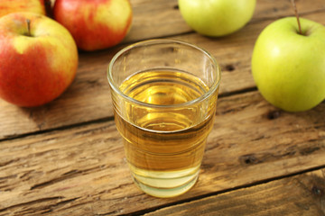 sidro di mele in bicchiere su tavolo di legno rustico