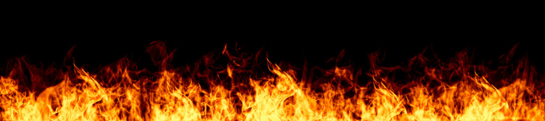 Fototapeta na wymiar Feuer Flammen auf schwarzem Hintergrund