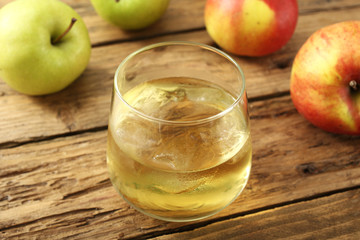 sidro di mele in bicchiere su tavolo di legno rustico