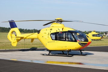 Zwei Helikopter warten auf  Ihren Einsatz