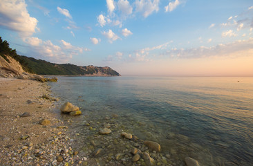 Spiaggia del mare mediterraneo all'alba