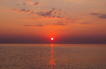 Romantica alba sul mare adriatico nella regione marche, Italia.