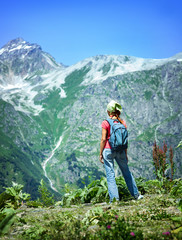 Fototapeta na wymiar woman looking at the mountain peaks