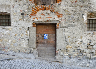 Hausruine mit alter Holztüre