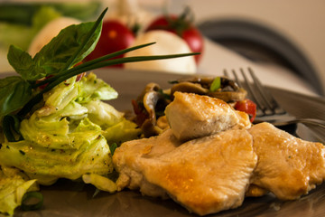 Salat mit Geflügel und Champignons